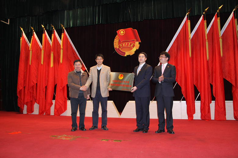 市两新团工委书记刘文洋与行业党委专职副书记石明向天健会计师事务所重庆分所授团委牌扁